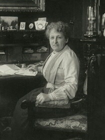 Aletta Jacobs aan haar schrijftafel, 1904. Bron: Aletta Jacobskamer, Universiteitsmuseum Groningen
