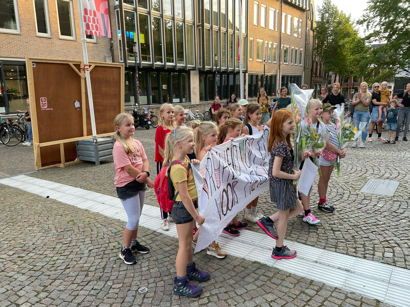 Meisjes voor Meisjes lopen 20 km naar het Academiegebouw voor Stichting Vluchteling