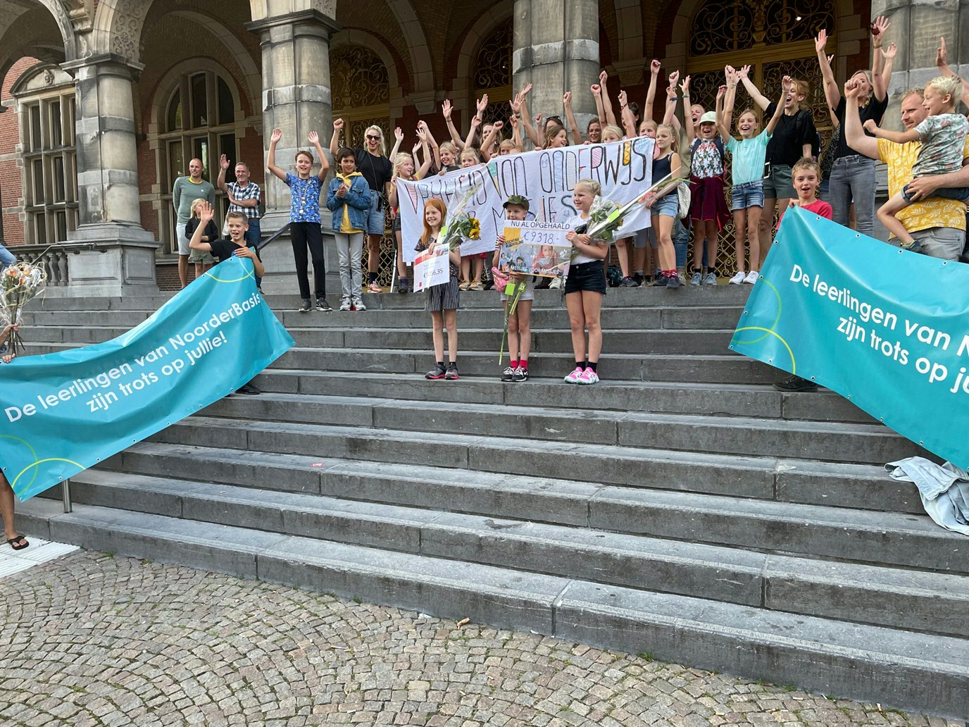 Meisjes voor Meisjes lopen 20 km naar het Academiegebouw voor Stichting Vluchteling