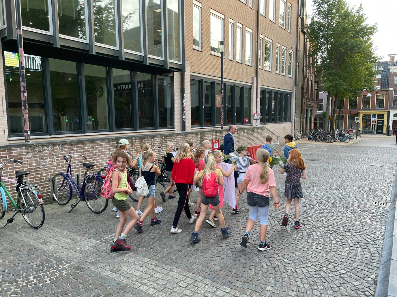 Meisjes voor Meisjes lopen 20 km naar het Academiegebouw voor Stichting Vluchteling