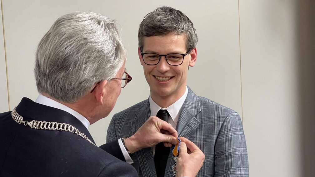 Roel Boomstra receiving his royal decoration from mayor Koen Schuiling