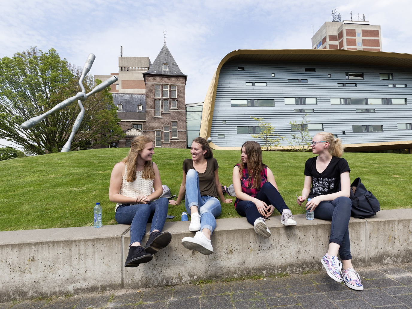 Students sitting outside the UMCG building complex