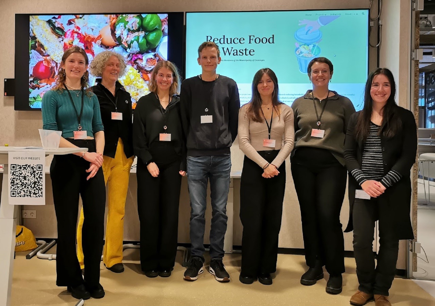 Van links naar rechts: Iris Massop, Karin de Boer (begeleider), Paula Seiffert, Rick Dijkstra, Lana Vasyanina, Franka Bergmann, Maurie Mutsaerts (Gemeente Groningen).