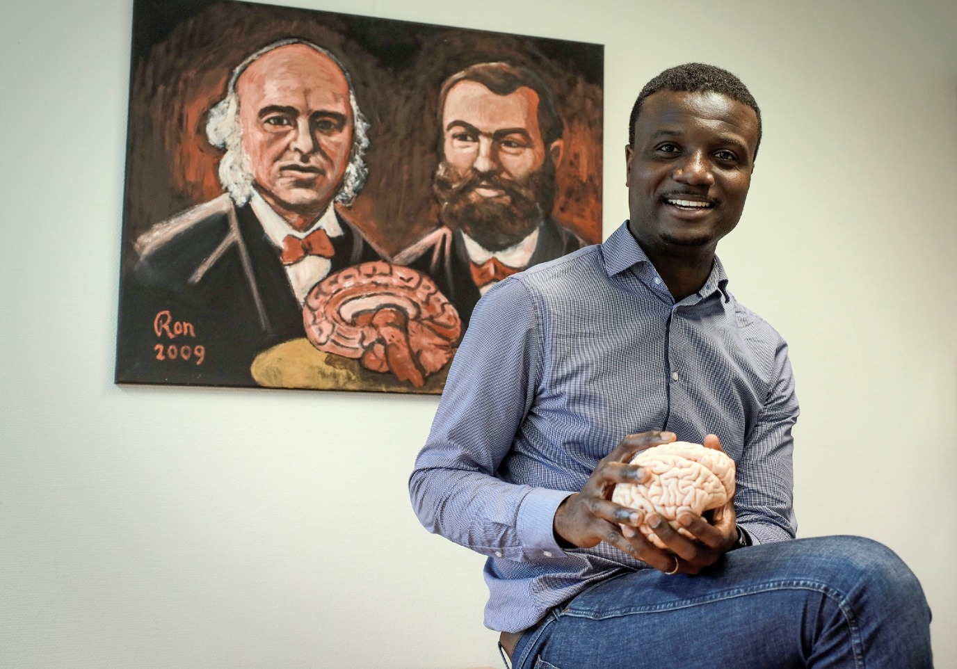 Frank Tsiwah met model van de hersenen