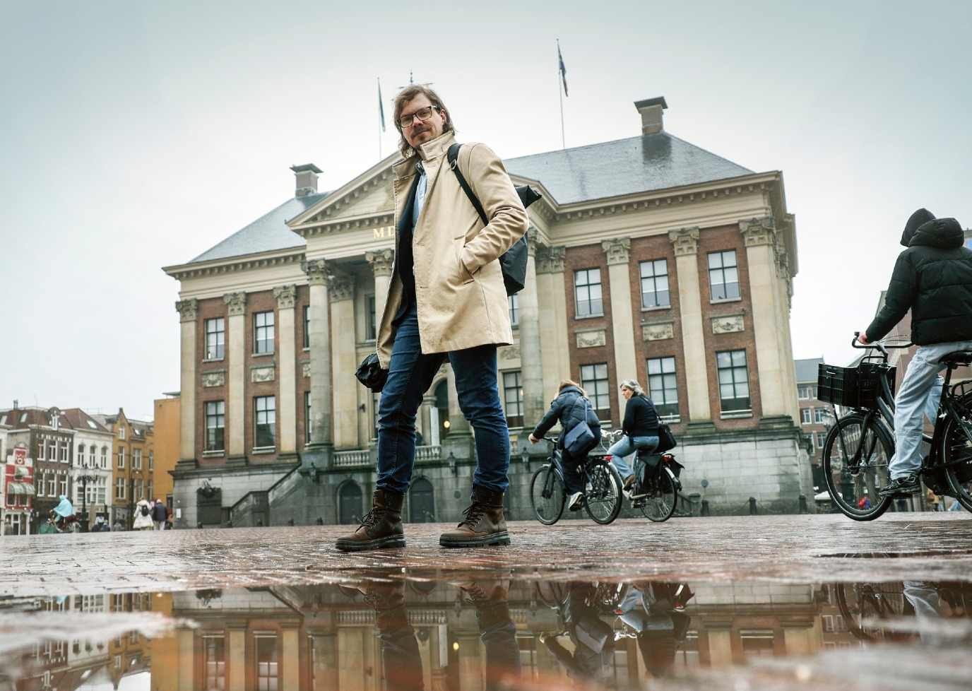 Michel Dückers voor het Groningse gemeentehuis