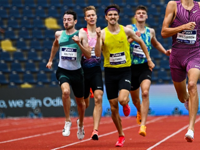 Job, in het geel, knokt zich een weg naar een bronzen medaille op het NK Outdoor  (Foto: Erik van Leeuwen)