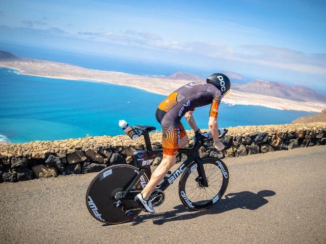 Triatleet Joost Somsen op de fiets (Foto: André Kwakernaat)