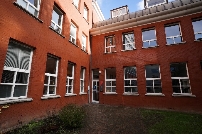 Entrance from the courtyard to the offices