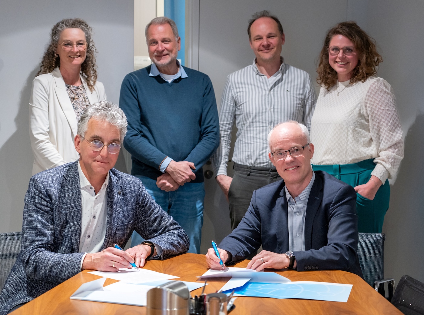 Deans Peter Verhoef (FEB) and Johan Woltjer (FRW) sign the collaboration in the presence of finance directors Nienke Bastiaans (FRW) and John de Groot (FEB) and of UGBS director Nikolaj Bijleveld and UGBS programme manager Selma Bakker