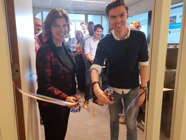 Officiële opening door Iris Vis, hoogleraar Industrial Engineering en Wouter Keizer, student MSc. Double Degree Technology and Operations Management