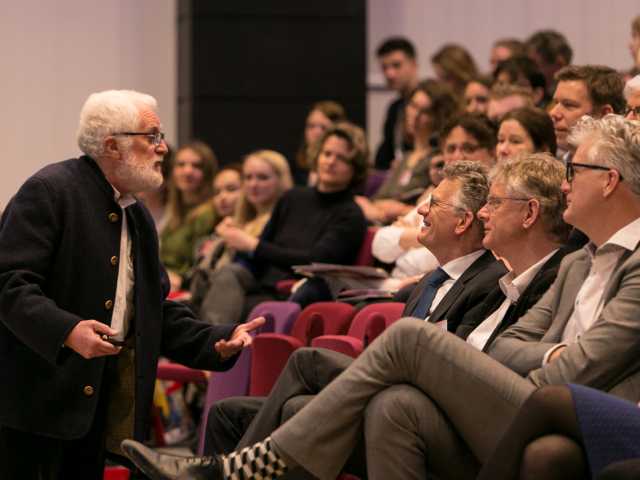 Keynotespreker Michel Poulain tijdens de conferentie