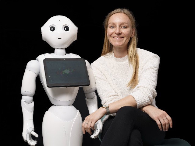 Jana Holthöwer with service robot Pepper, Photo: Reyer Boxem