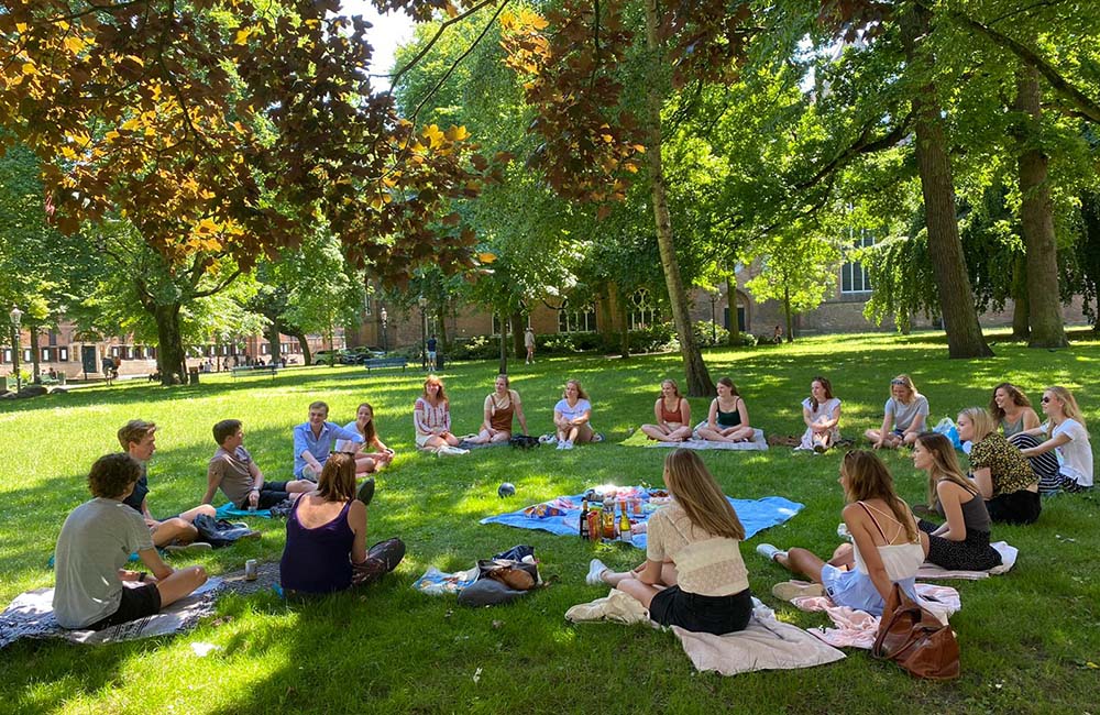 De oude (team 2019-2020) en de nieuwe ploeg (team 2020-2021) studentvoorlichters nog één keer bij elkaar.