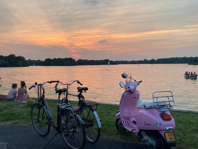 The Paterswoldsemeer is a perfect location to enjoy the summer. In the distance, you can see some students enjoying a boat ride.