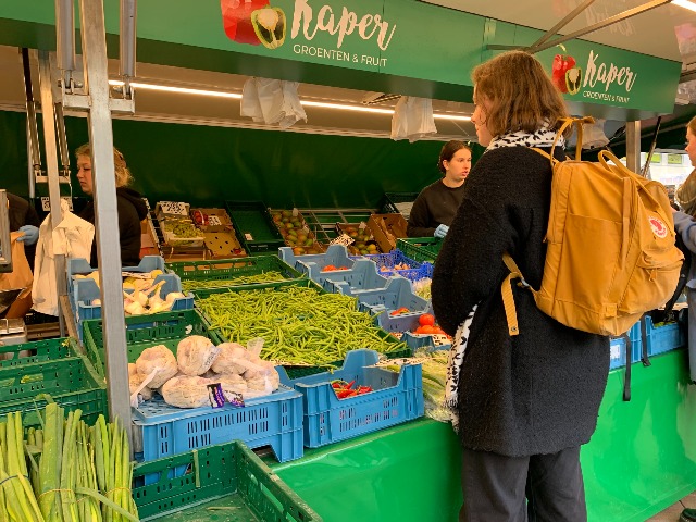 Hylke buying tomatoes at the market.