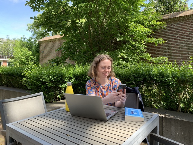 Student Hylke procrastinating while enjoying the nice weather.