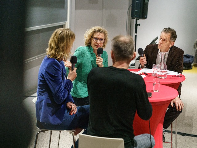 Professors Janka Stoker and Harry Garretsen during a live recording of their podcast, with guest Agnes Koops (CEO PwC Netherlands) and presentor Edwin Mooibroek