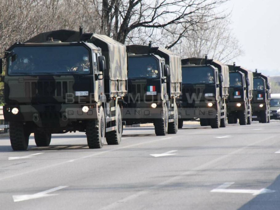 Bergamo (It), Military trucks transport Coronavirus victims' coffins