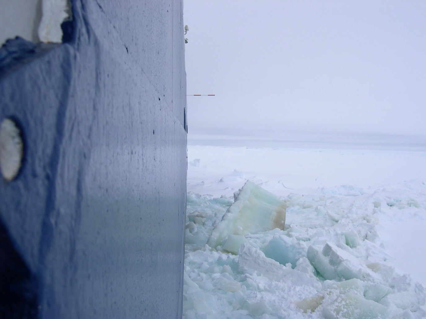 De Polarstern legt de bruine onderkant van het zee-ijs bloot