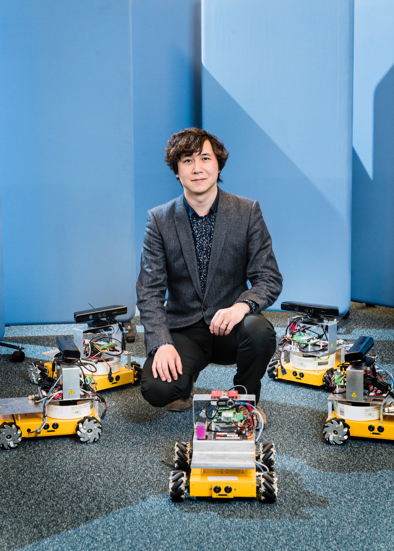 Ming Cao met een autonome robot