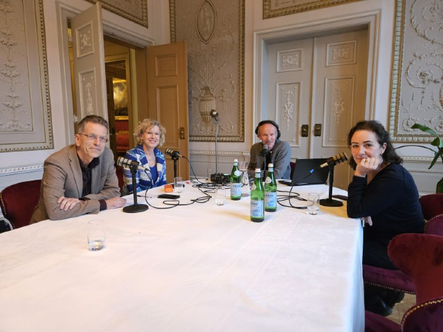 Harry Garretsen, Janka Stoker, presentator Edwin Mooibroek en burgemeester Femke Halsema