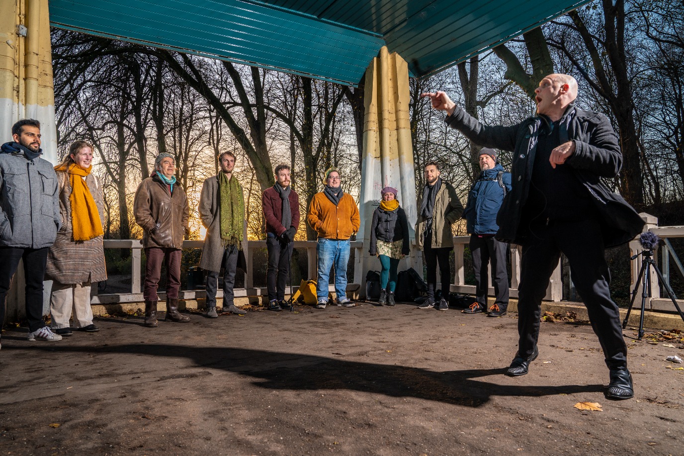 Chris Tonelli (right) and the Groningen Vocal Exploration Choir founded by him.