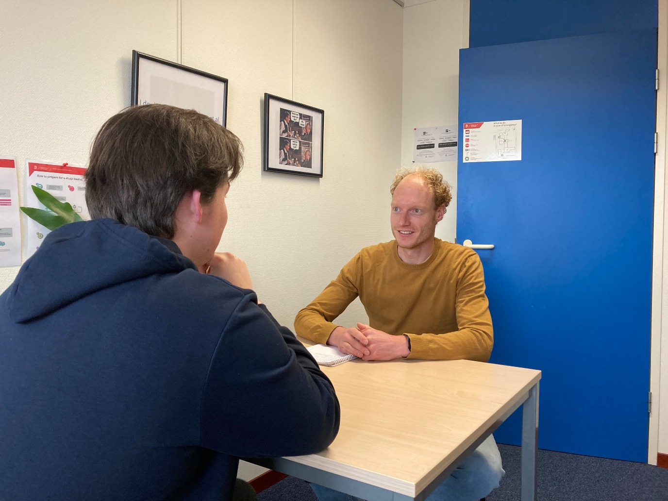 Sjors van Ooij in gesprek met een student