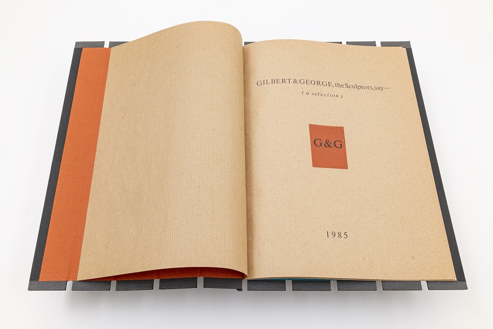 Gilbert & George, ‘The Sculptors, say— (a selection)’, Hester Verkruissen, 1985, gebonden in zogenaamde ‘lamellen’-band van boekbinder Pau Groenendijk