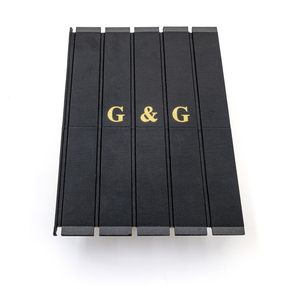 Gilbert & George, ‘The Sculptors, say— (a selection)’, Hester Verkruissen, 1985, gebonden in zogenaamde ‘lamellen’-band van boekbinder Pau Groenendijk