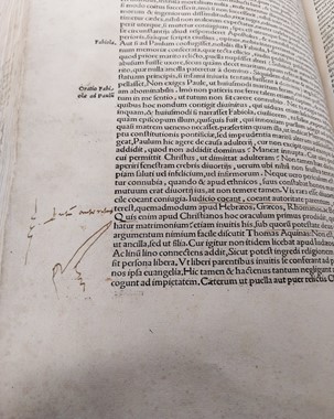 a hand pointing the reader to the right fragment