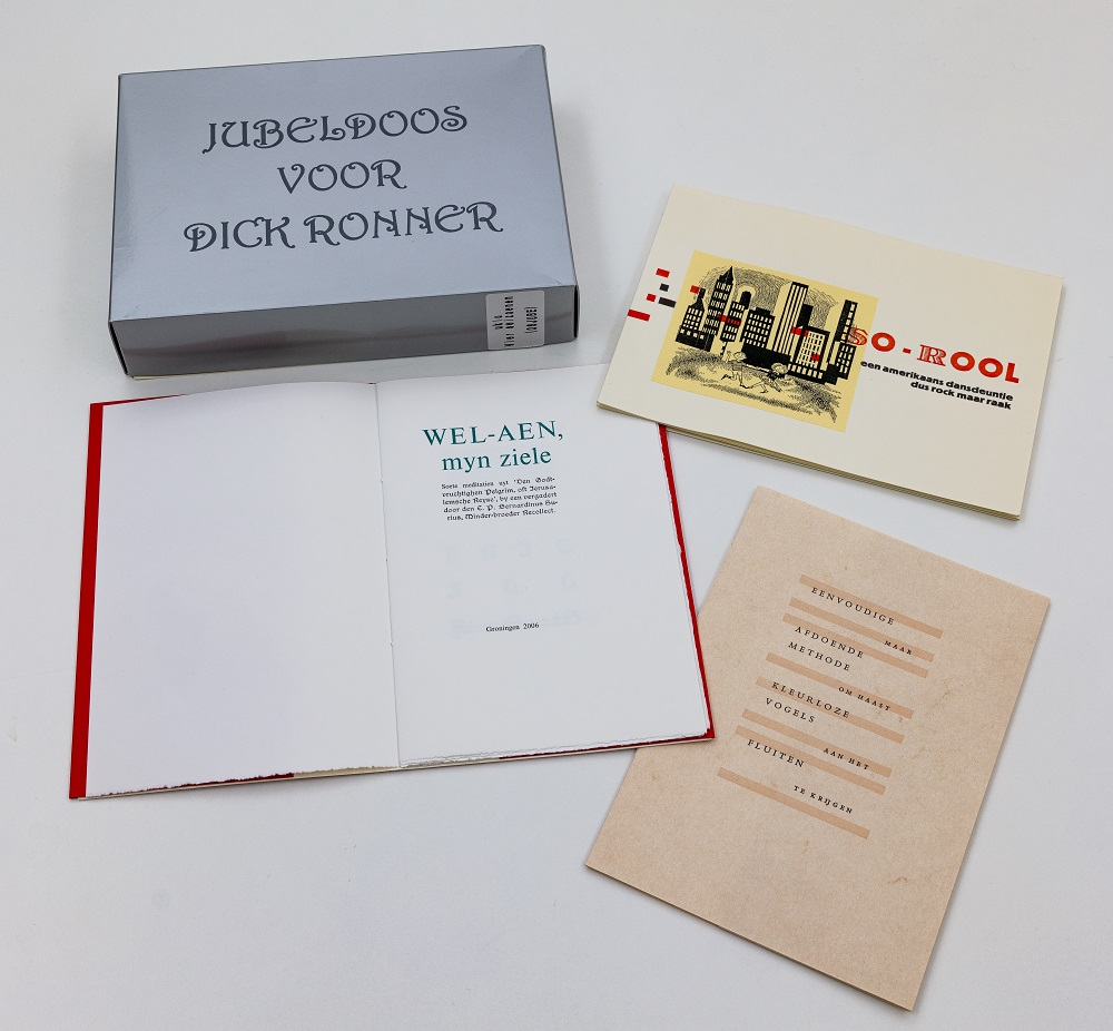‘Jubeldoos voor Dick Ronner’. Drukkersproject met 25 losse bijdragen ter ere van zijn vijftigste verjaardag, 2006