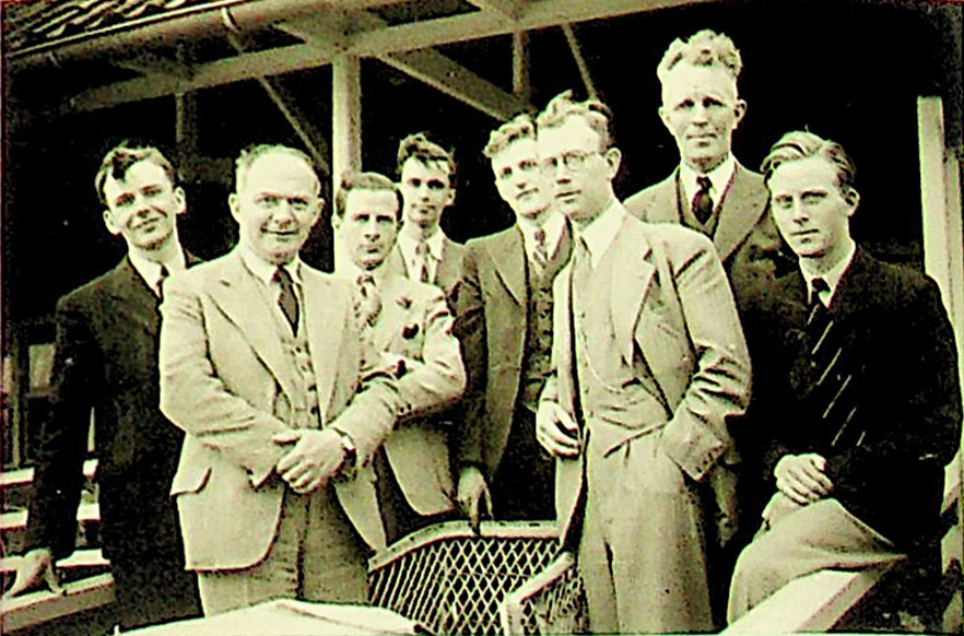 Plessner en een aantal studenten tijdens een partijtje vissen in Sassenhein, 1941