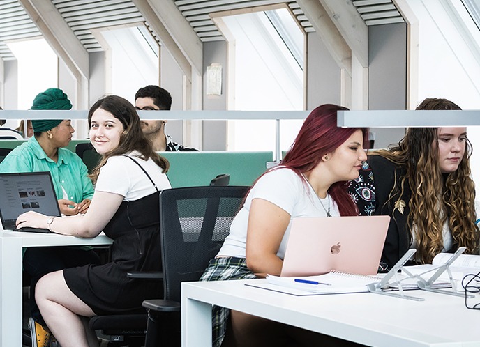 Studenten in studiezaal