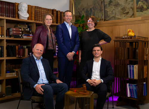 Faculteitsbestuur, v.l.n.r: prof. Ramses Wessel, mr. Hanneke van den Berg, prof. Wilbert Kolkman, mr. Eva Kappelhof en Lester Lesterhuis.