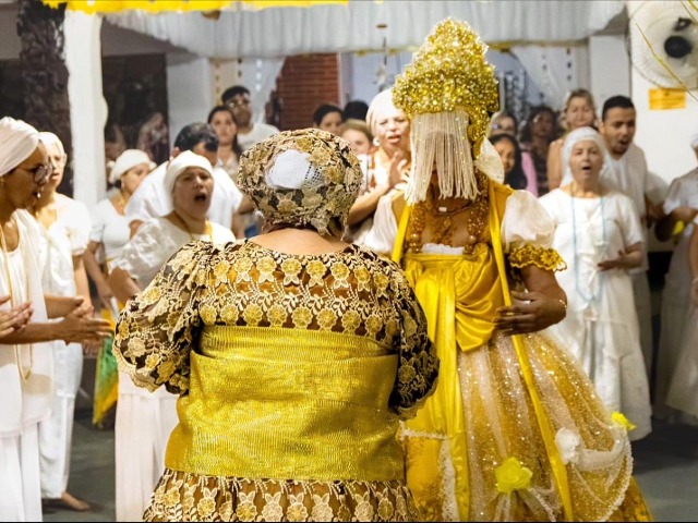 Babalorixá Lucas Takashima in communion with the presence of Orixá Oxum