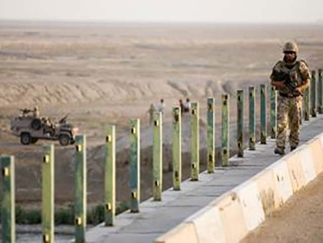 A soldier from the RAF Regiment on patrol near Basrah Air Base, Iraq. Photo: Harland Quarrington, MOD. Licensed under the Open Government Licence v1.0