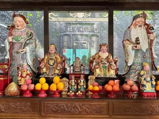 Tou-Tei Temple at Patane, Macau. A single “Grandpa Earth God” is seen flanked by four pairs of “Grandpa and Grandma Earth God”, while Tou-Tei as represented on a boulder is seen behind the glass. (Photo by the author, 2023)