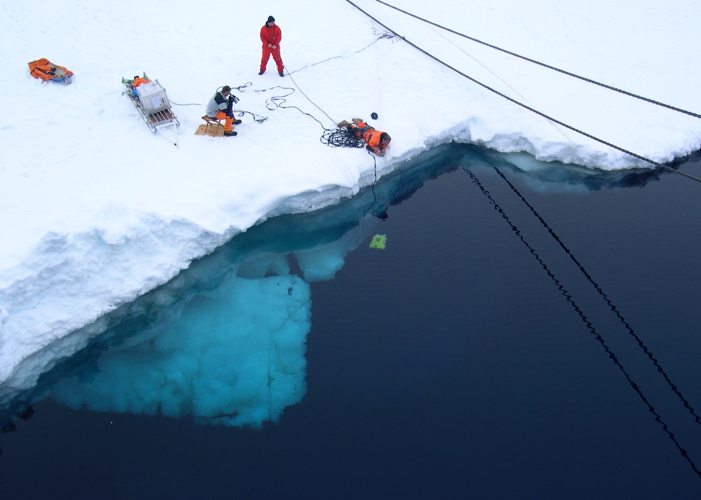 Met een camera naar het water onder het ijs kijken| Beeld Jacqueline Stefels