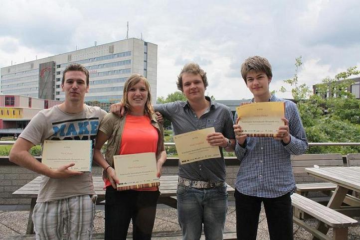 De vier winnaars van de Nederlandse Sterrenkunde Olympiade 2013, met Jeroen Winkel geheel rechts