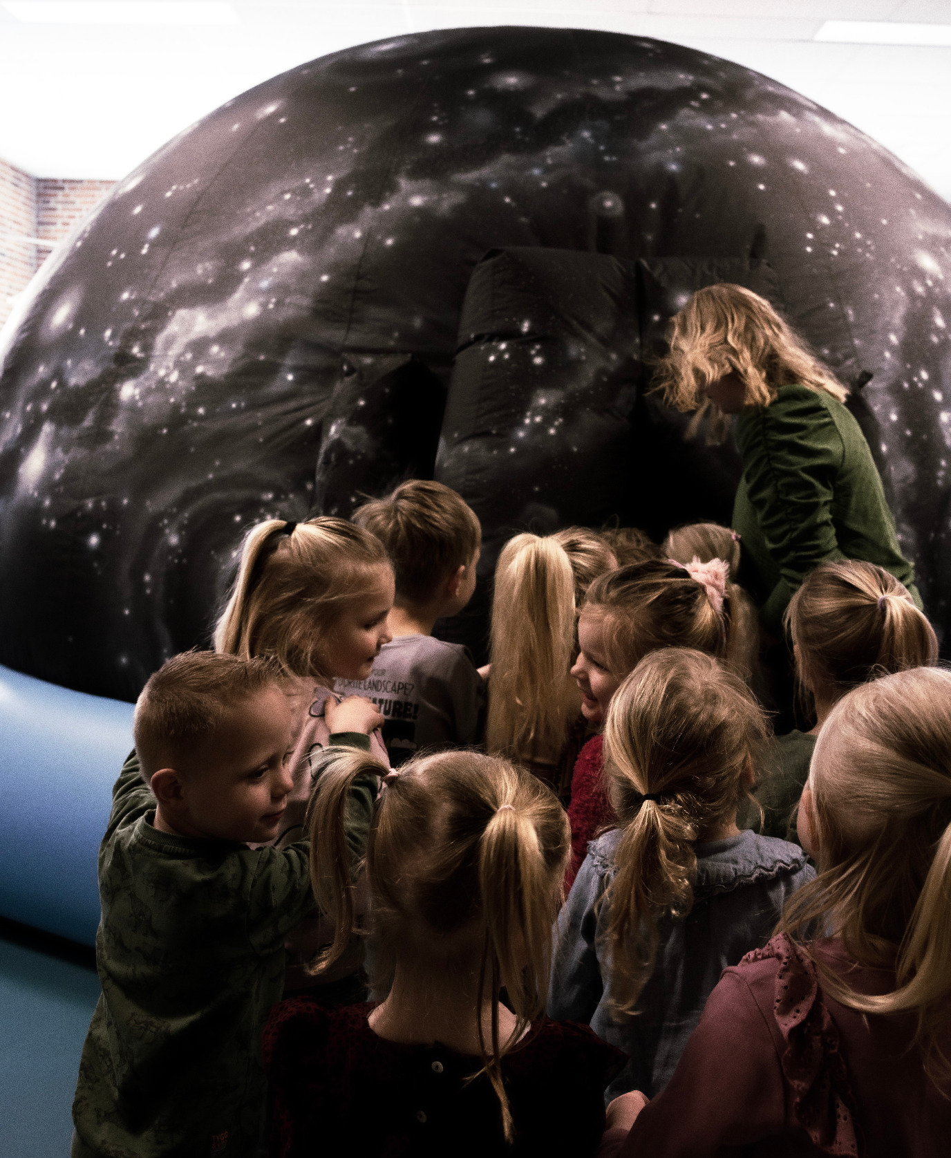 kinderen in de rij voor planetarium