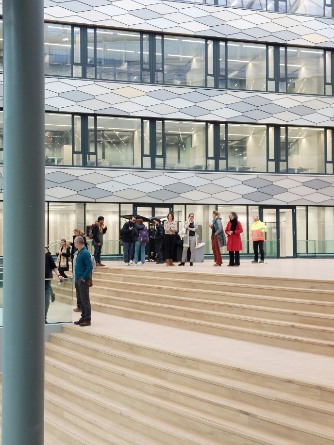 De eerste koffie wordt geschonken in het atrium