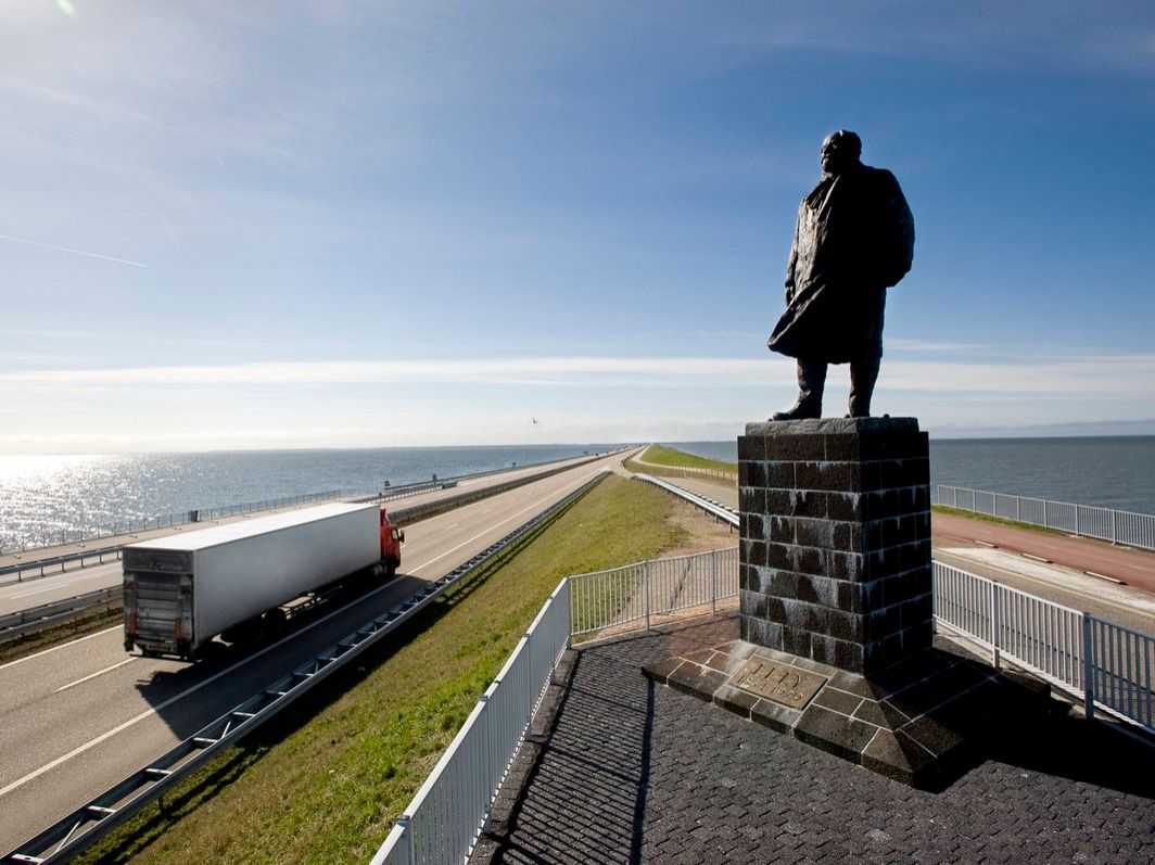 Beeld van Cornelis Lely op de Afsluitdijk (Foto: Rijkswaterstaat)