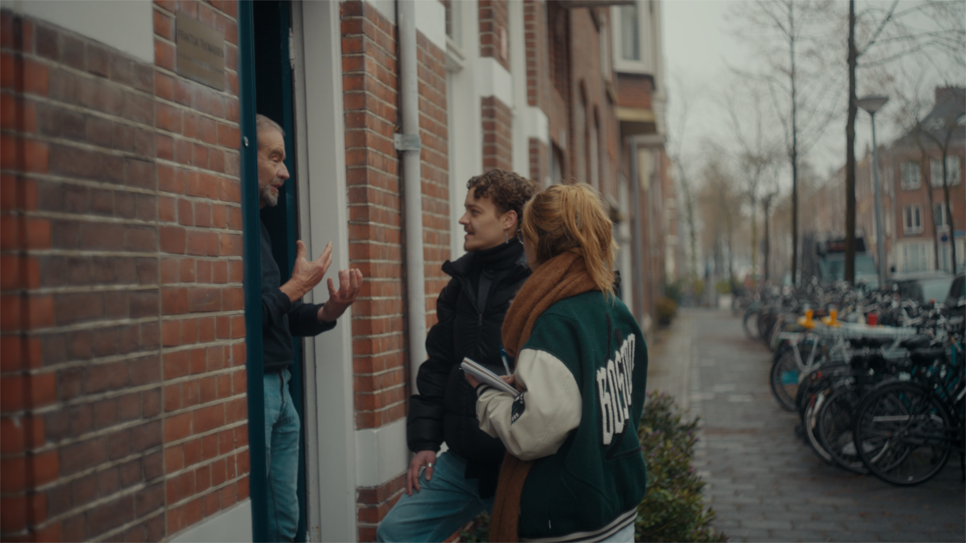 Studentonderzoekers in gesprek met een bewonder van de Schilderswijk